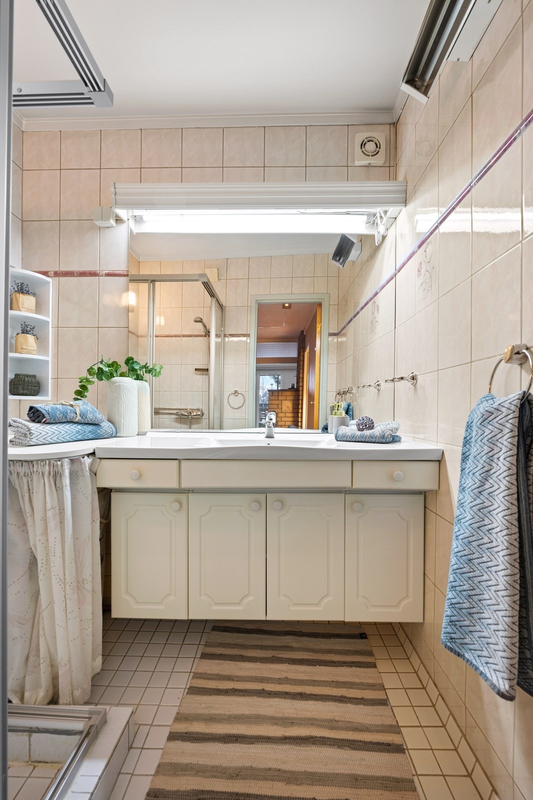 Det er montert dusjhjørne og varmtvannsbereder er montert i hjørne på bad. Galleribilde