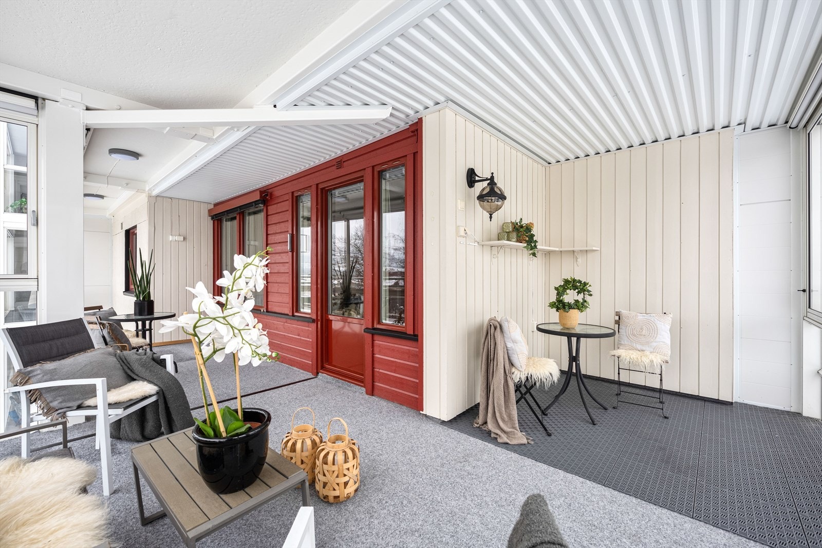 Dette er et fantastisk ekstra rom som kan brukes store deler av året, og gir deg muligheten til å nyte både utsikt og sol. Galleribilde