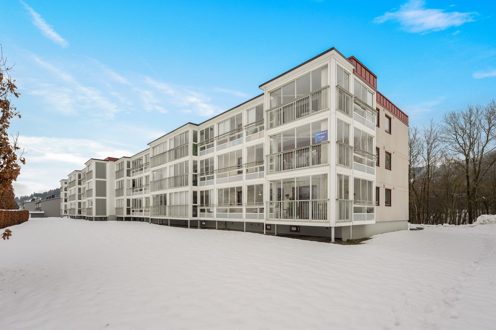 Boligen ligger godt plassert i feltet med åpent uterom og lite innsyn. Galleribilde