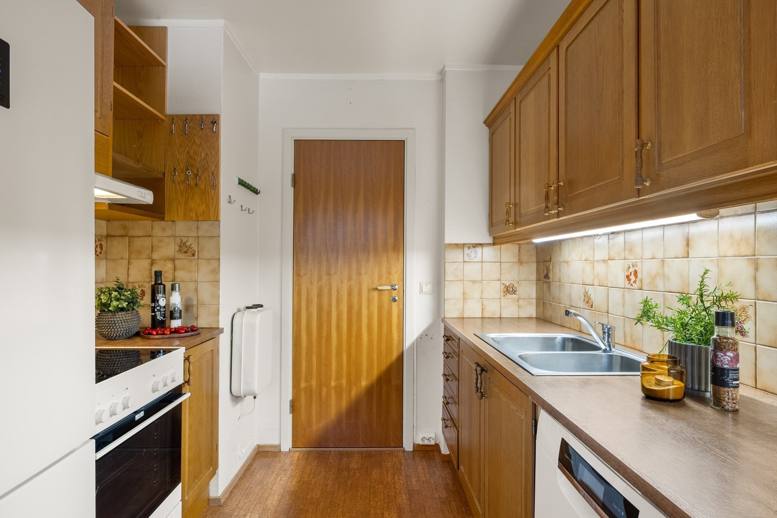 Kjøkkenet ligger adskilt fra stuen, noe mange setter pris på, og gir deg et rom som kan utnyttes effektivt til både matlaging og generell oppbevaring. Galleribilde