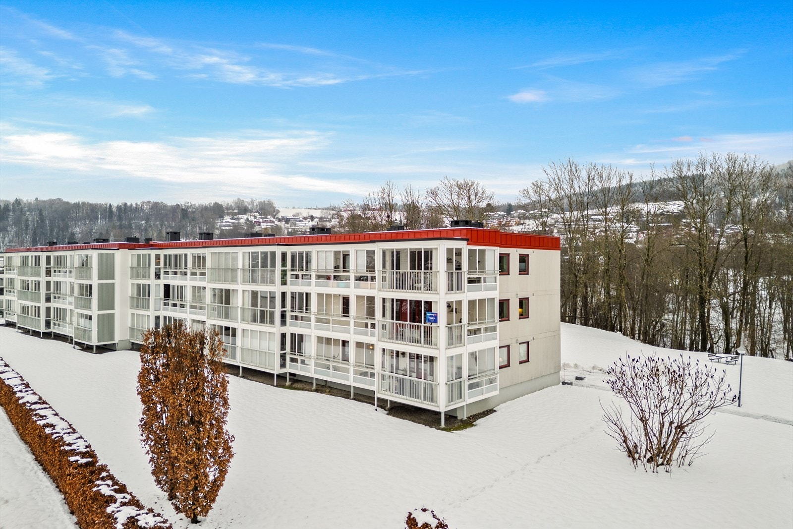 Leiligheten har et visst moderniseringsbehov, men en gjennomtenkt planløsning med separat kjøkken, romslig stue med flere møbleringssoner, tre soverom og gode lagringsmuligheter. Galleribilde