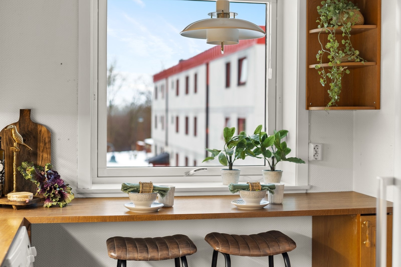 På kjøkkenet er det en "barløsning" ved vinduet. Galleribilde