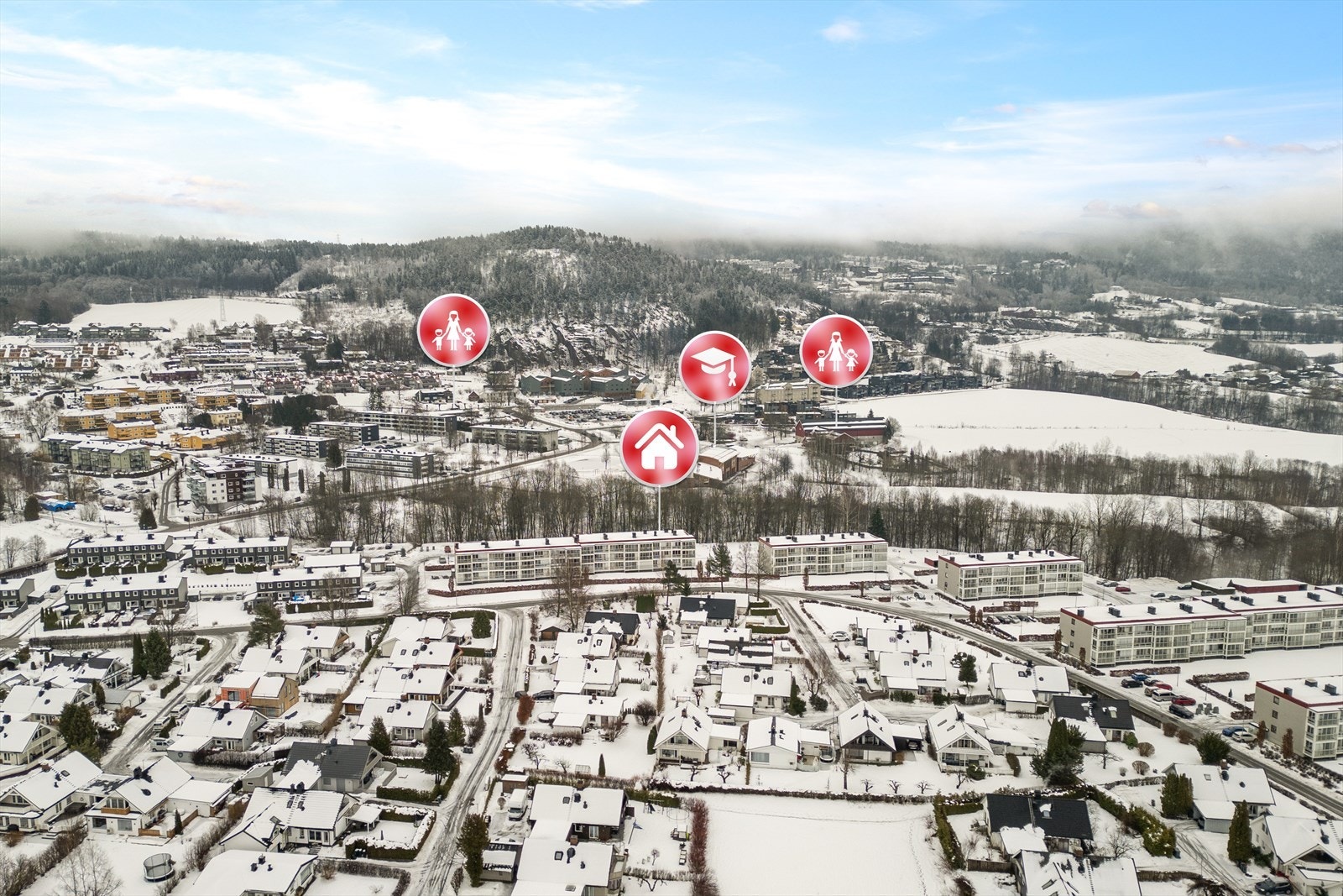 Lierbyen er ett koselig lite sentrum med bilfri gangavstand fra denne leiligheten. Her finnes park hvor barn kan leke i tillegg til nærlekeplass i området. Lierbyen dekker de fleste servicetilbud. Galleribilde