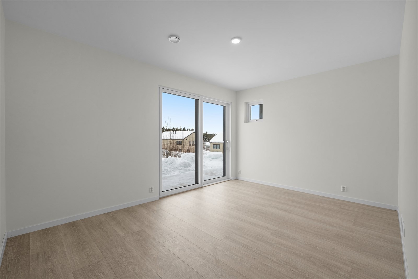 Kjellerstue med utgang til terrasse og hage Galleribilde