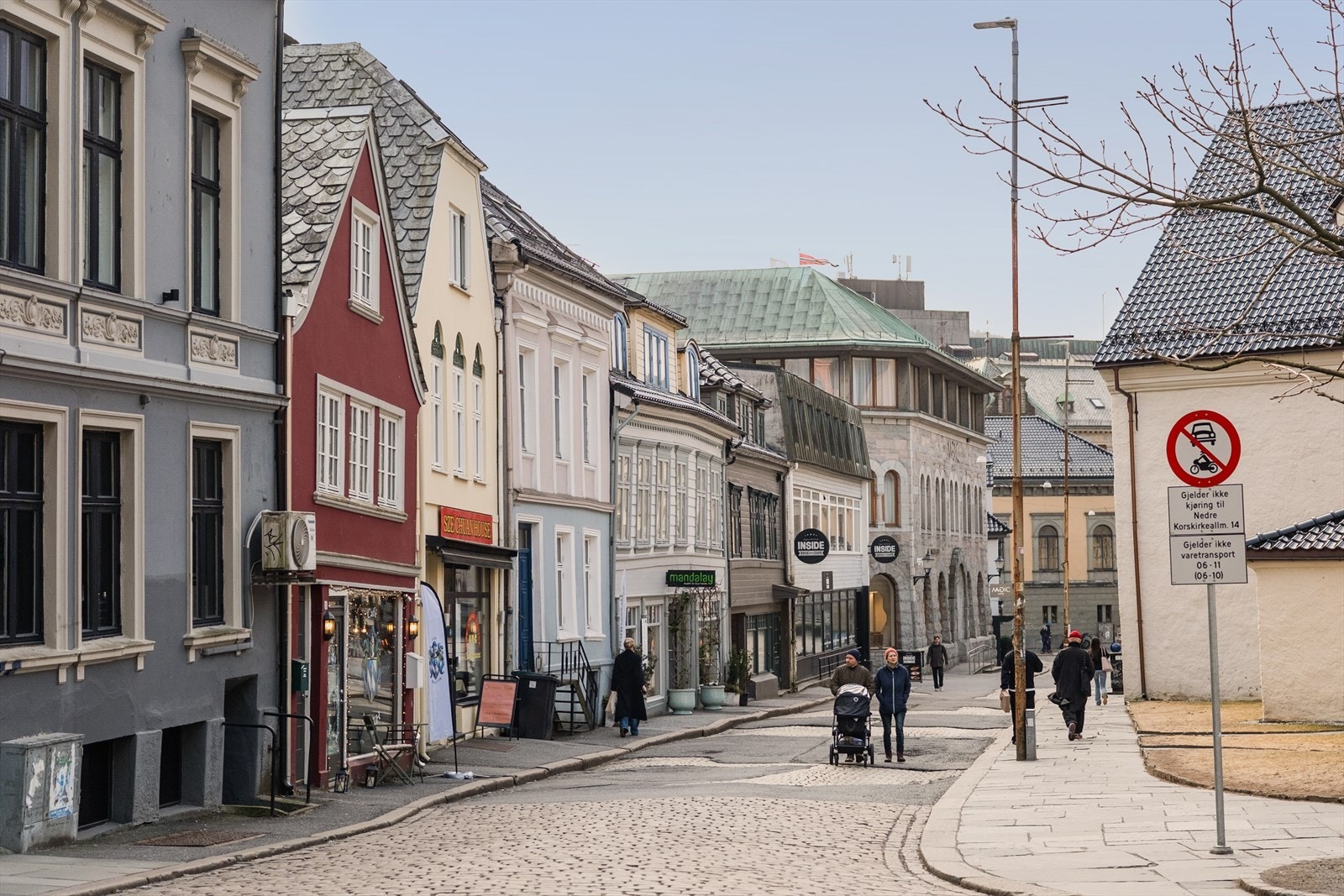 - Kort gangavstand til nærmeste bussholdeplass, samt dagligvarebutikk - Galleribilde