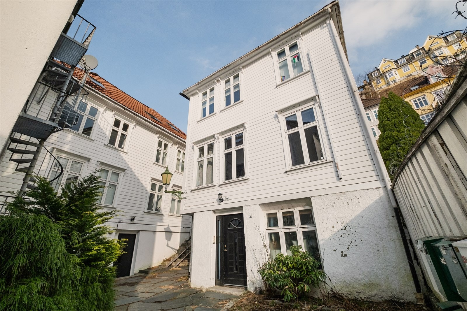 - Skiftet deler av fasade i 2021, malt hele bygget - Galleribilde