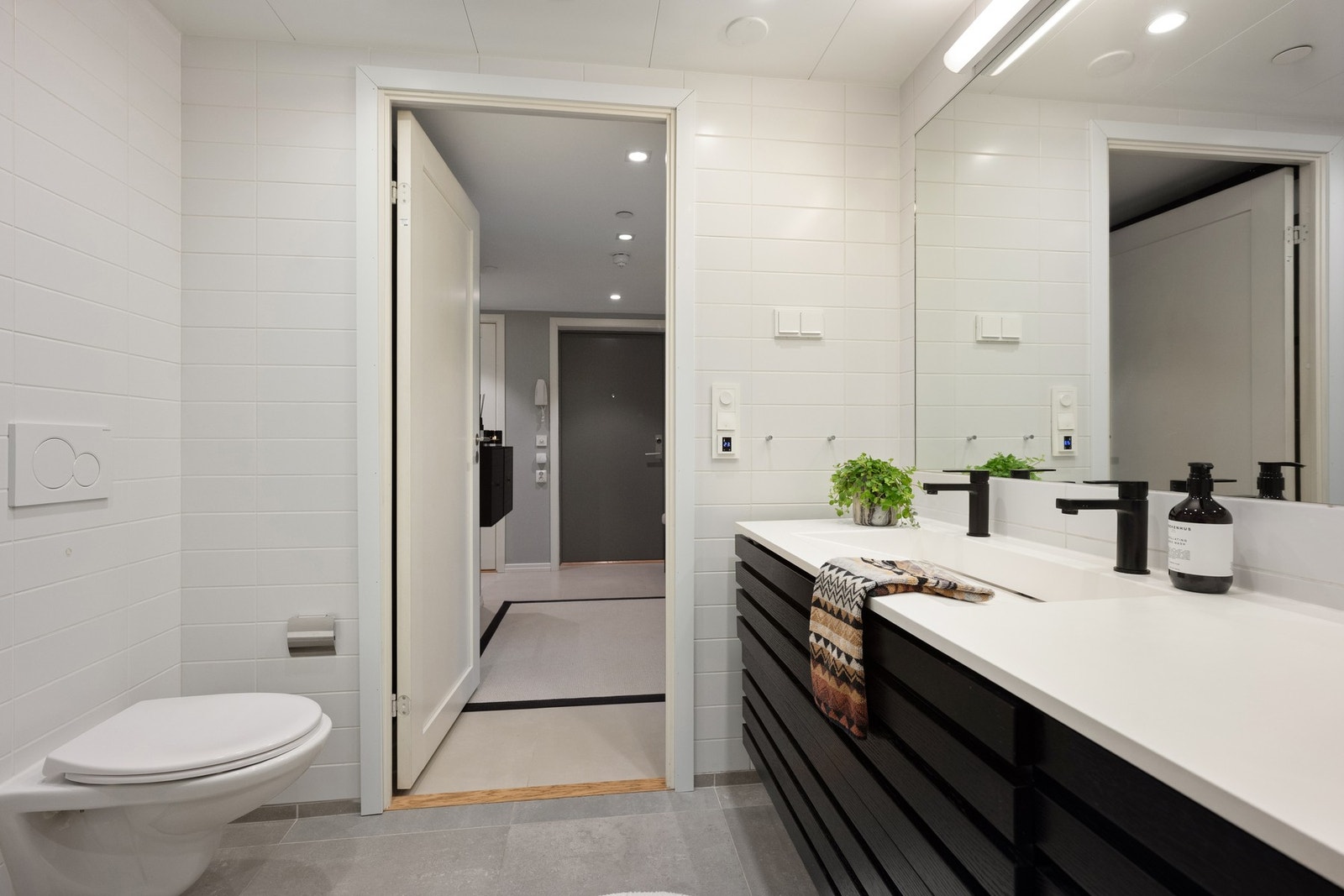 Boligen har to baderom, stort bad ligger tilknyttet soverommene Galleribilde