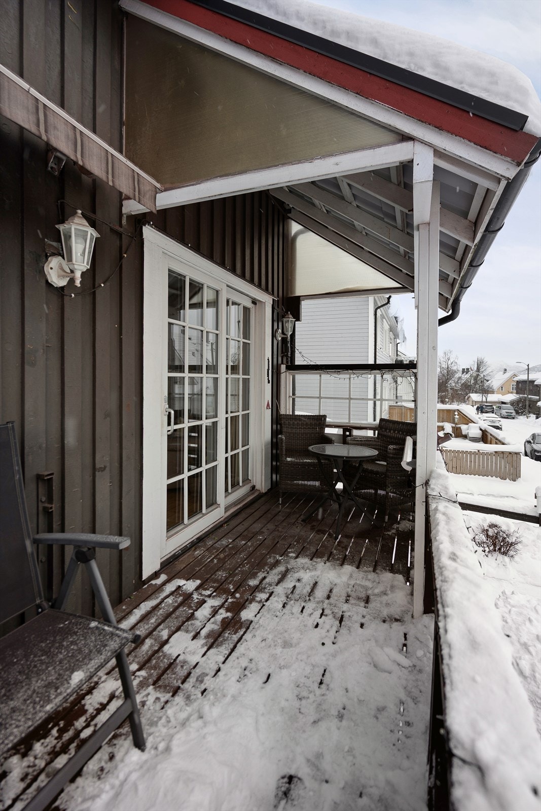 Balkong med plass til møbler og mulighet for oppbevaring. Balkongen er delvis overbygd Galleribilde