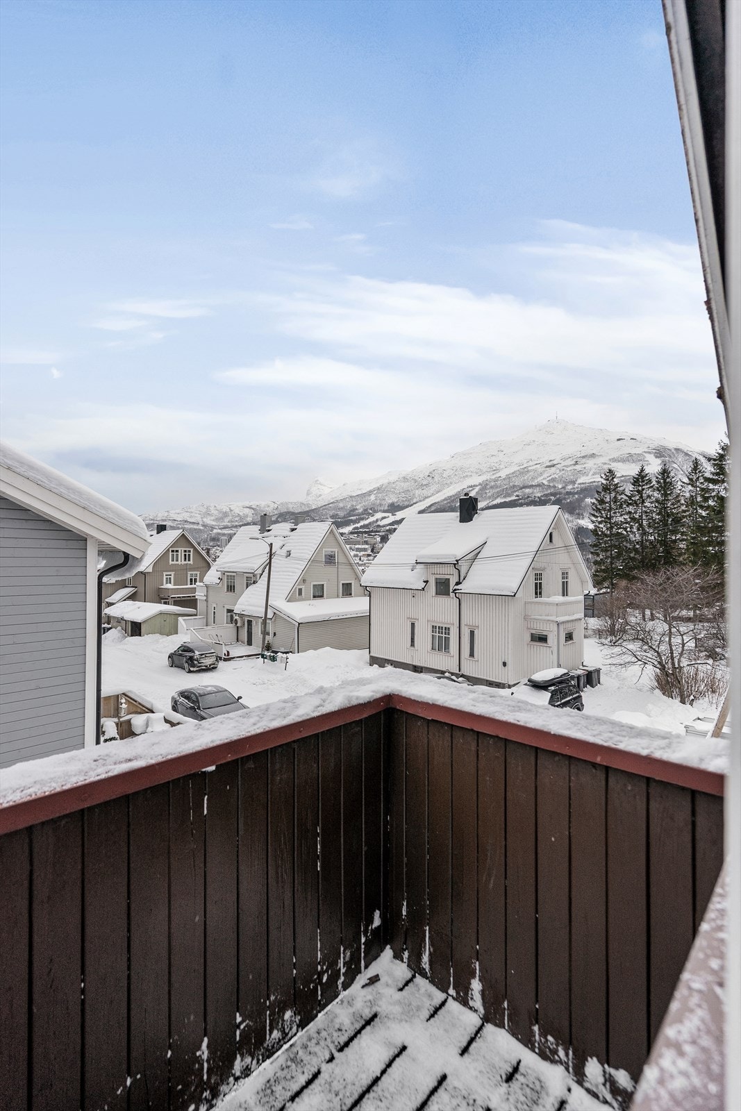 Balkong med utsikt opp mot Fagernesfjellet Galleribilde