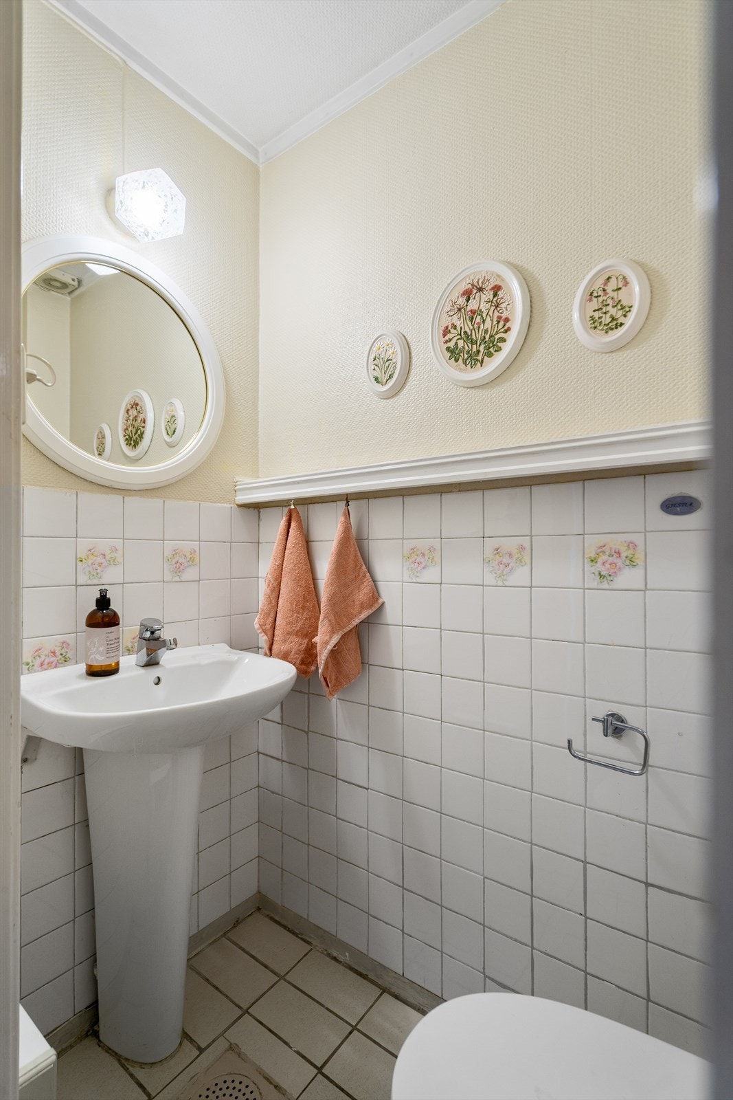 Toalettrommet har toalett, servant samt et overskap for oppbevaring Galleribilde