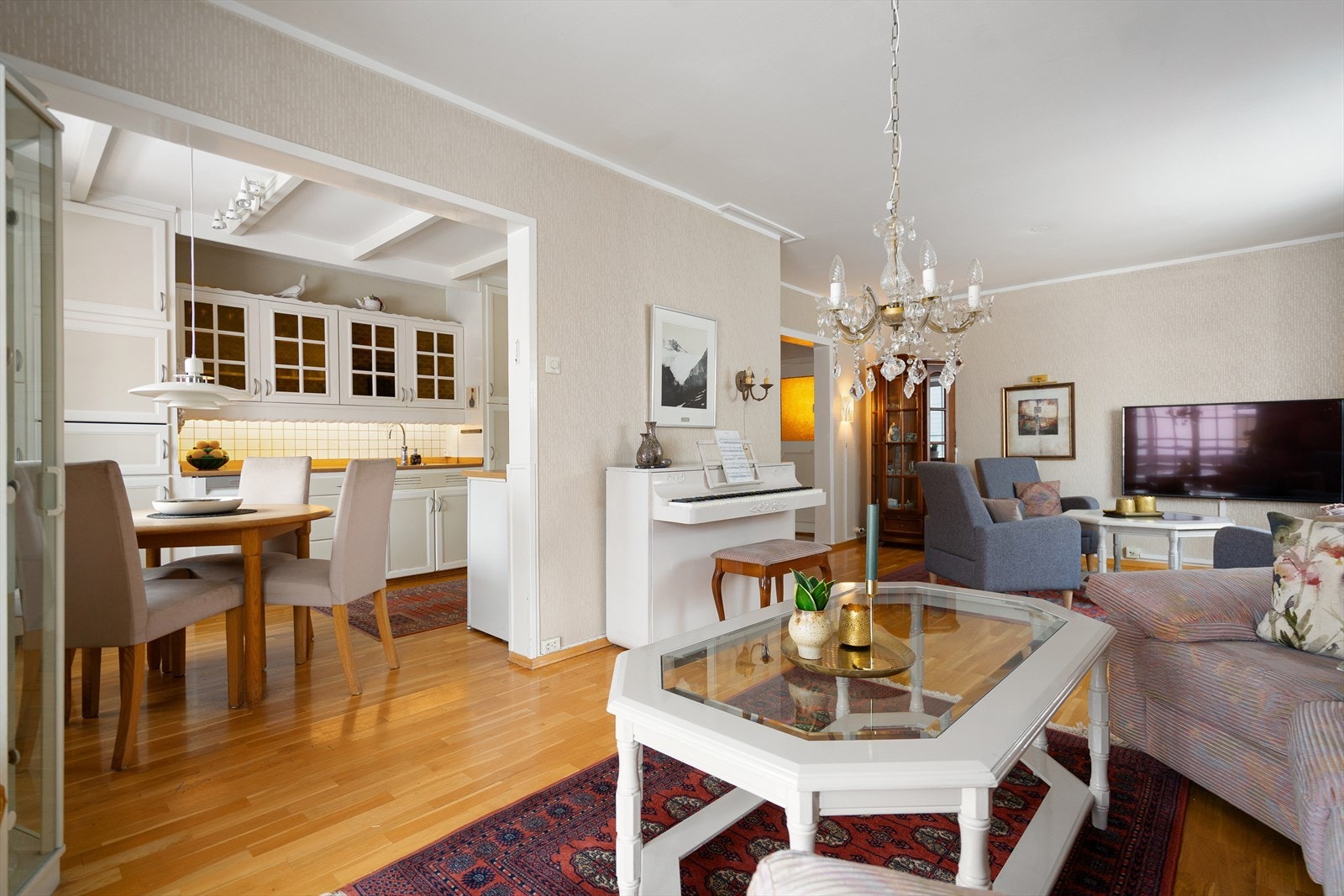 Delvis åpen løsning fra stue til kjøkken, som gir god flyt mellom oppholdsrommene Galleribilde