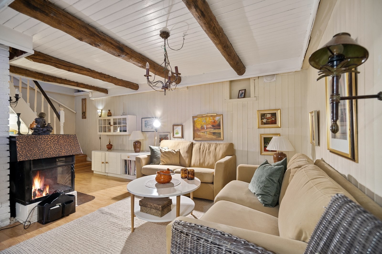 Kjellerstue med god plass, stor peis og synlige bjelker som gir karakter og sjarm (Rommet er ikke godkjent for varig opphold) Galleribilde