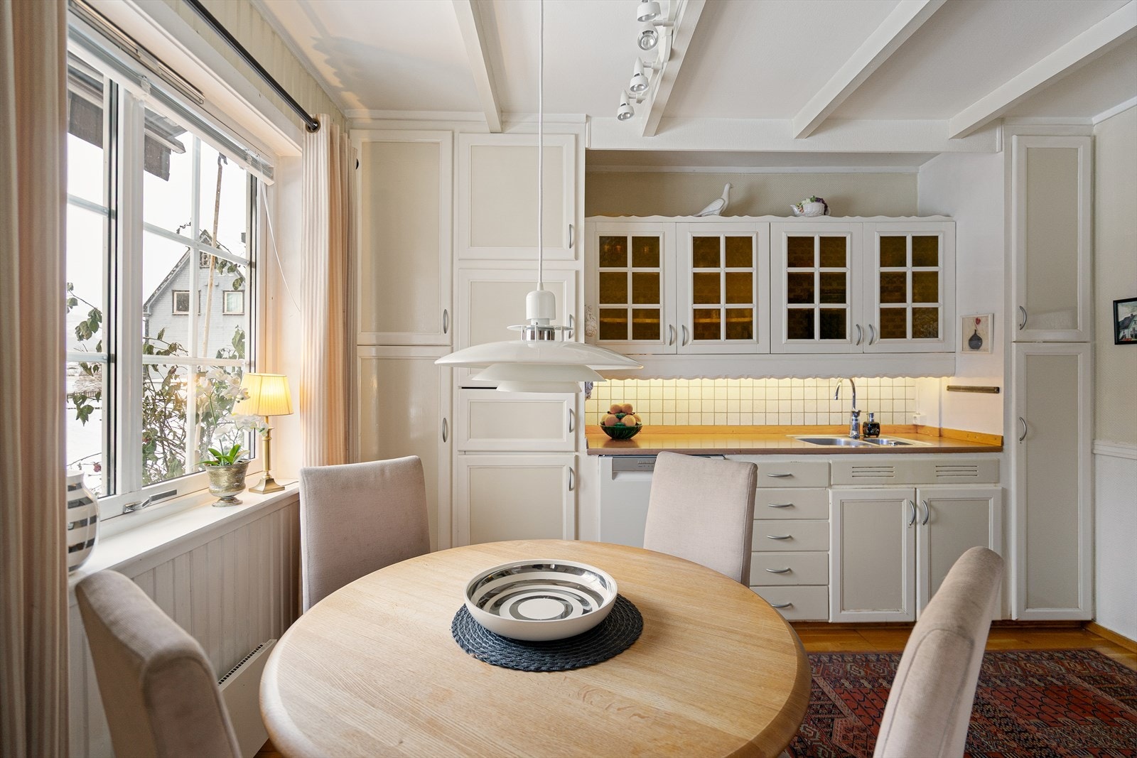 Lyst og funksjonelt kjøkken med plass for spisebord Galleribilde