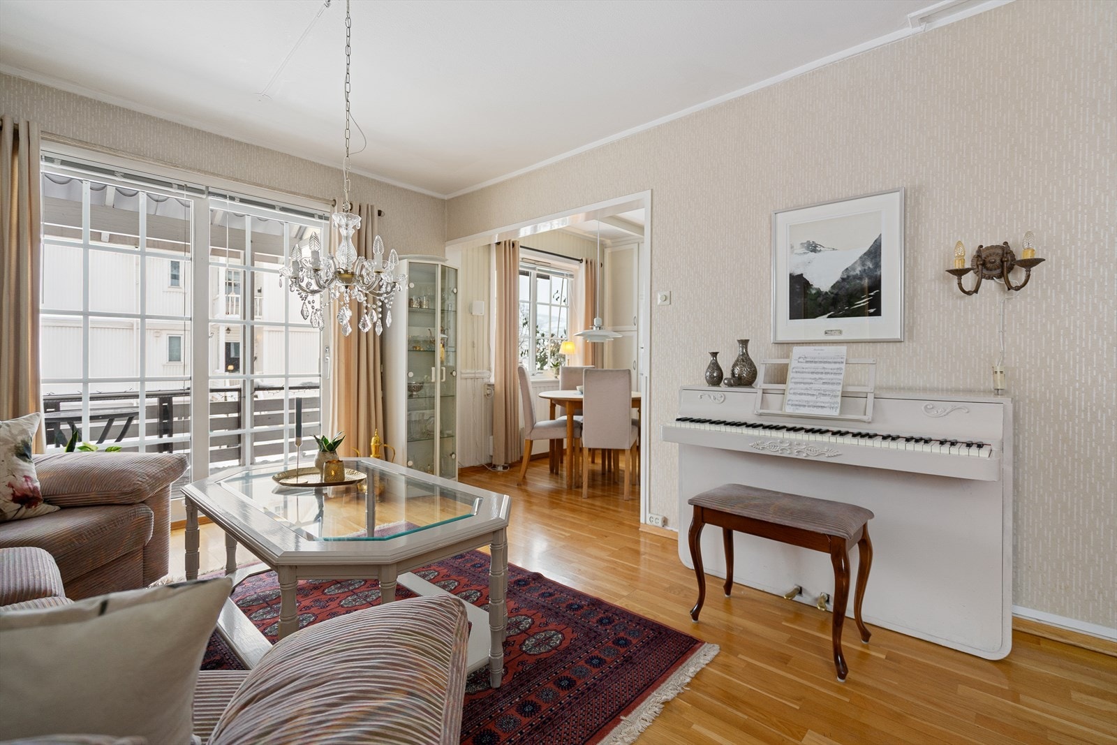 Direkte utgang fra stue til delvis overbygd balkong - en hyggelig forlengelse av oppholdsrommet Galleribilde