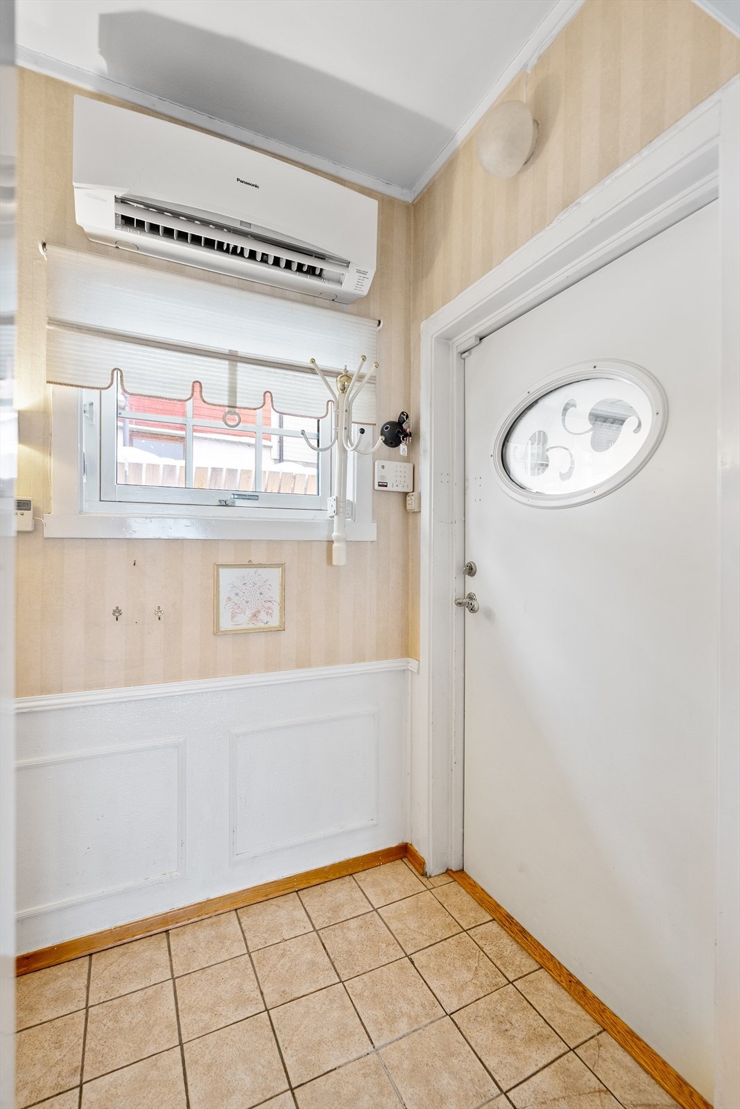 Velkommen inn! Lys entré med praktisk inngang og plass til ytterklær Galleribilde