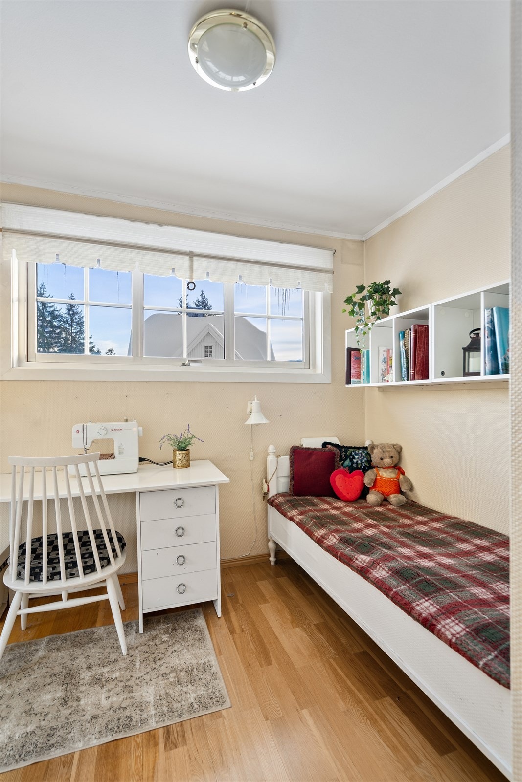 Romslig hovedsoverom med fleksibel møblering, garderobeløsning og balkongadkomst Galleribilde