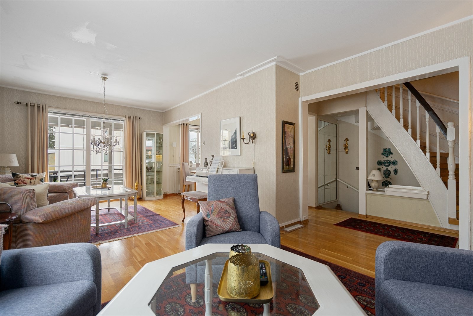 Sjekk ut denne sjarmerende vertikaldelte boligen over tre etasjer med stue, kjøkken, to soverom, to balkonger og carport Galleribilde