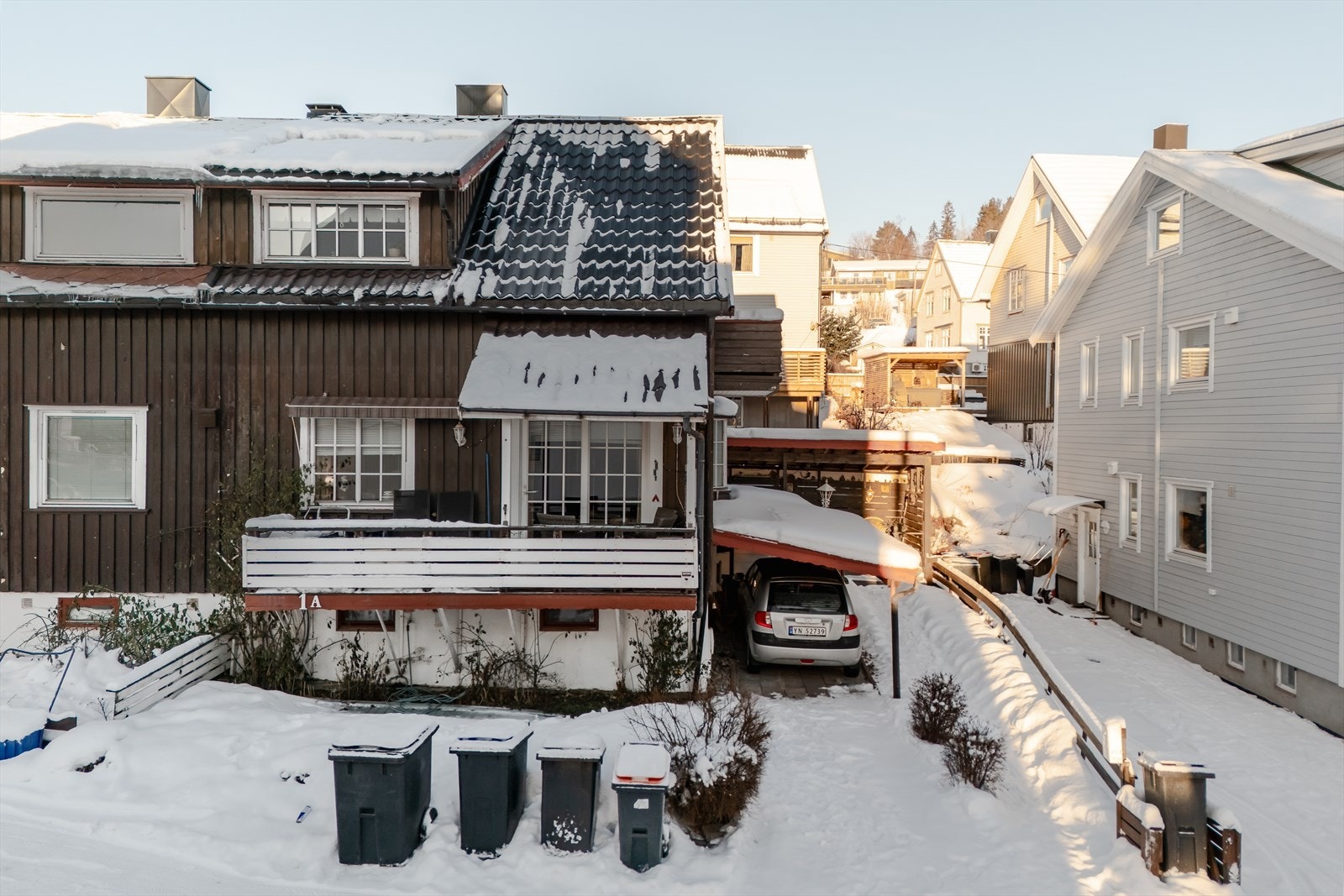 På eiendommen har man carport for parkering, samt oppstillingsplasser Galleribilde