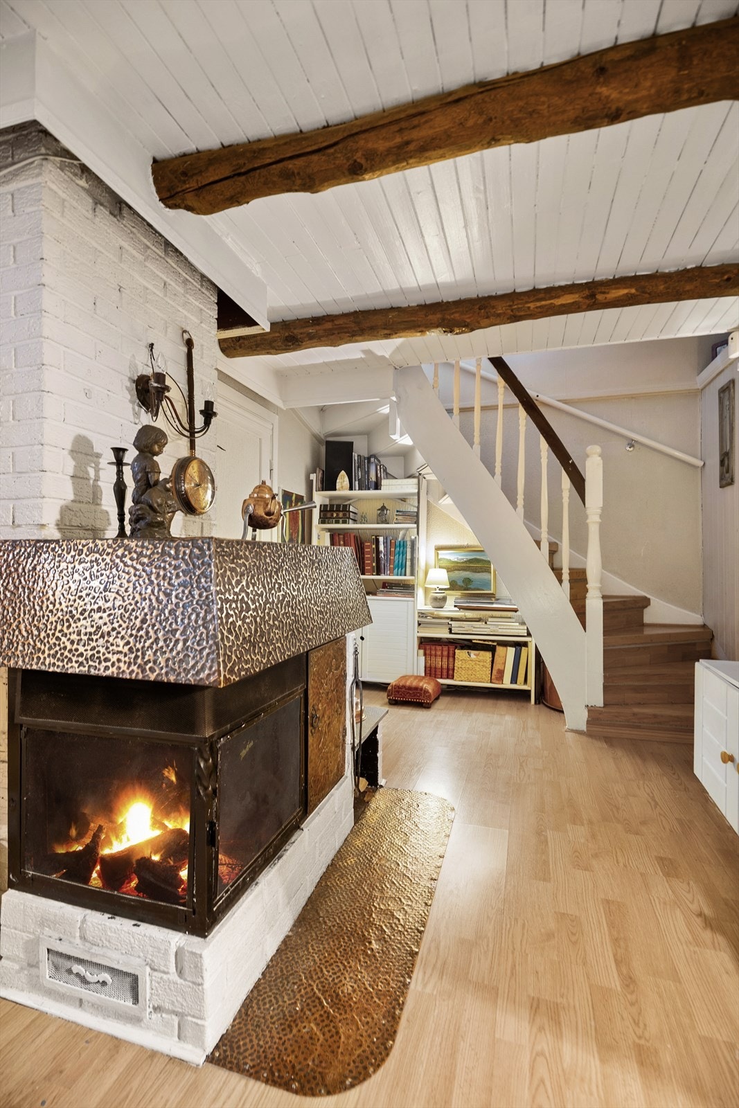 Stor, åpen peis midt i kjellerstuen - gir varme og en lun atmosfære Galleribilde