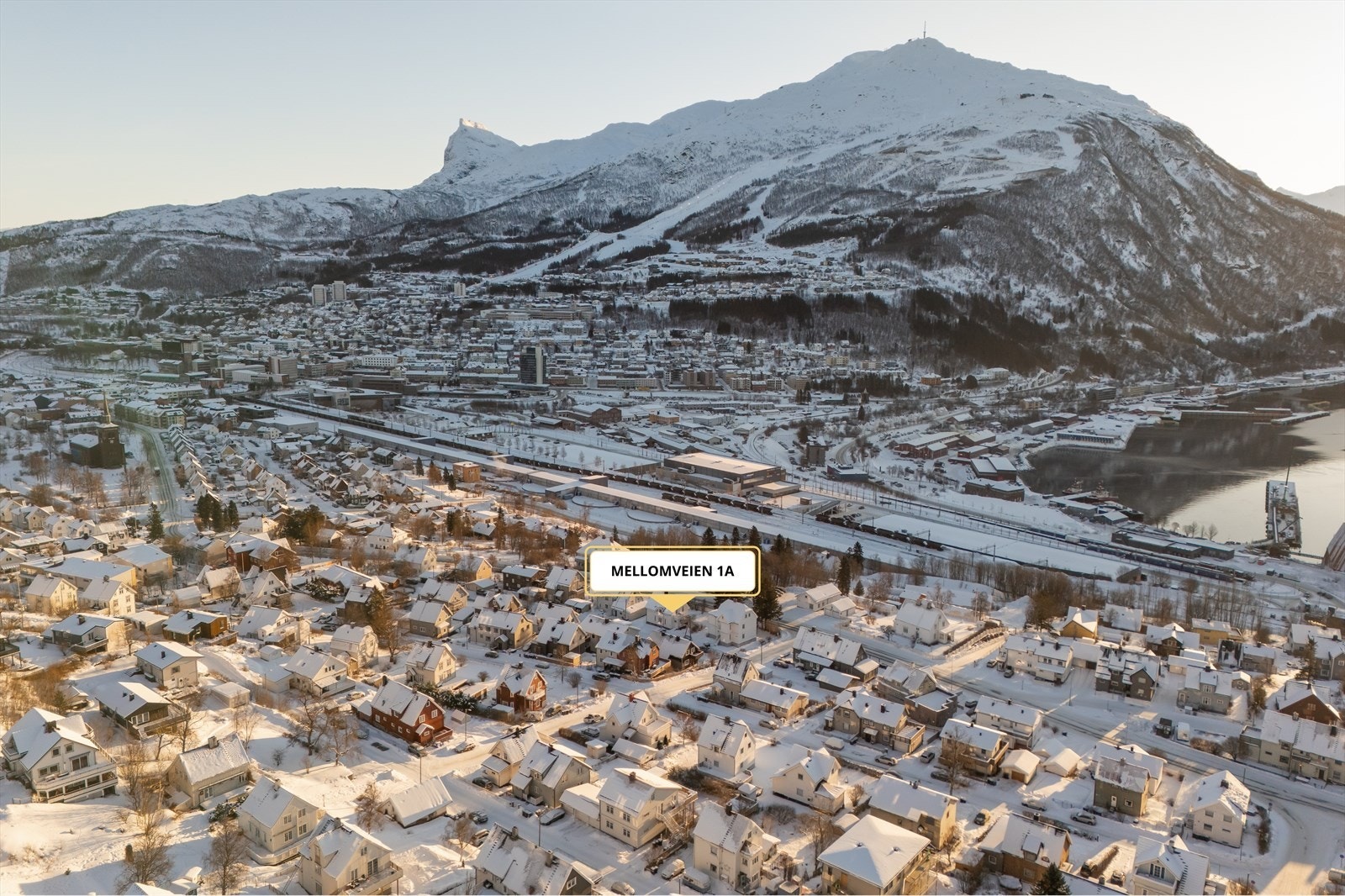 Boligen ligger sentralt med gangavstand til sentrum, barnehage, barneskole, stadion, idrettens hus m.m. Galleribilde