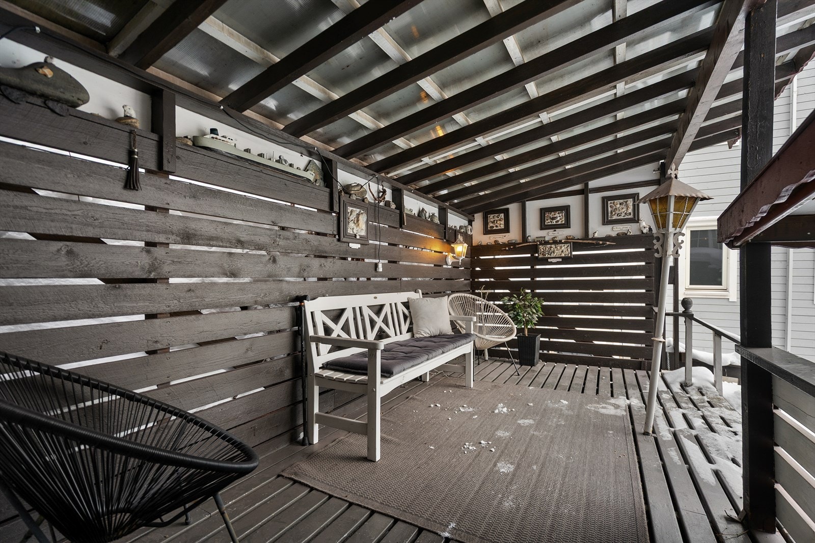 God plass for diverse utemøblement Galleribilde