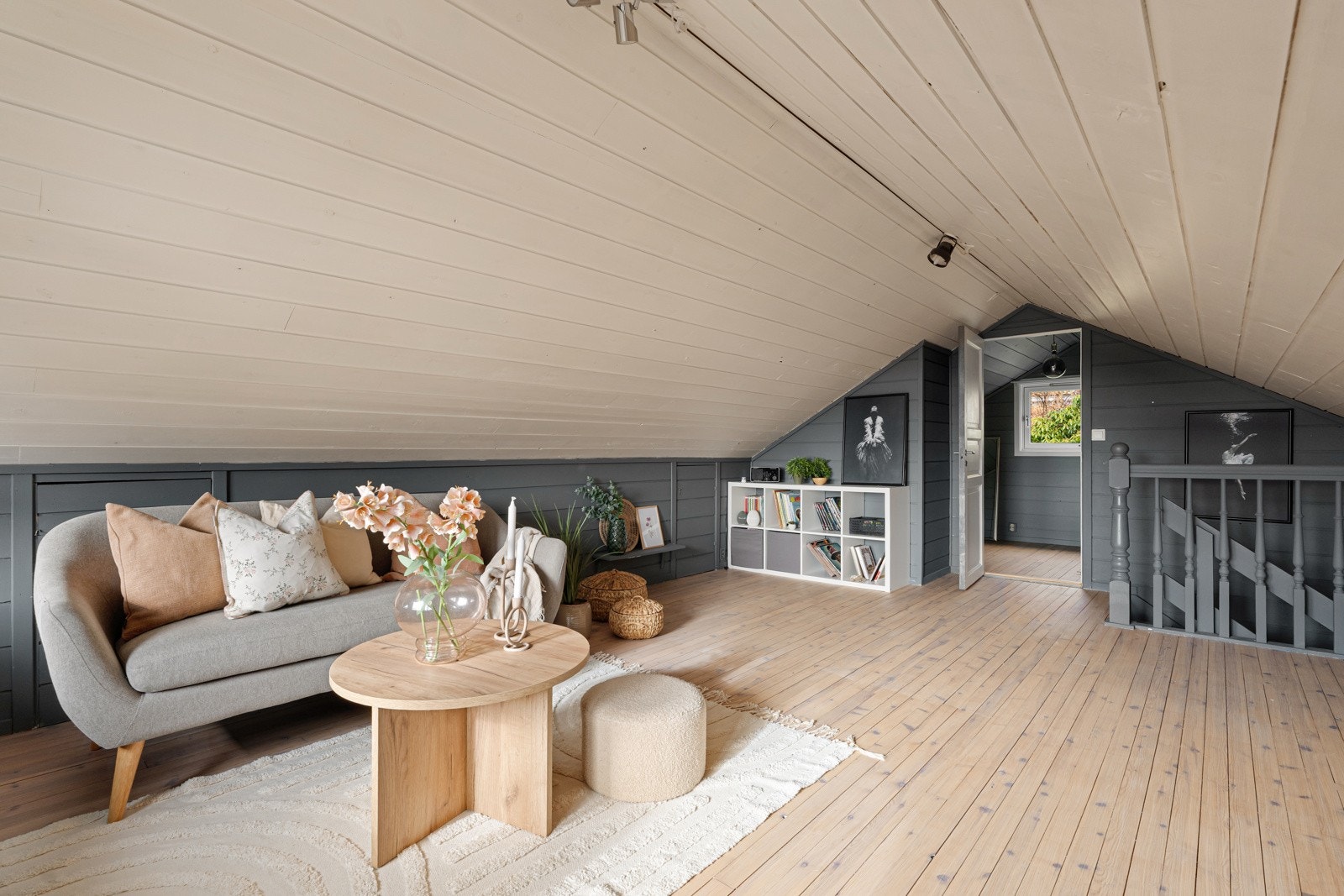 Rommet har en lun atmosfære og egner seg godt som TV-stue, lesehjørne eller oppholdsrom for både store og små. Galleribilde