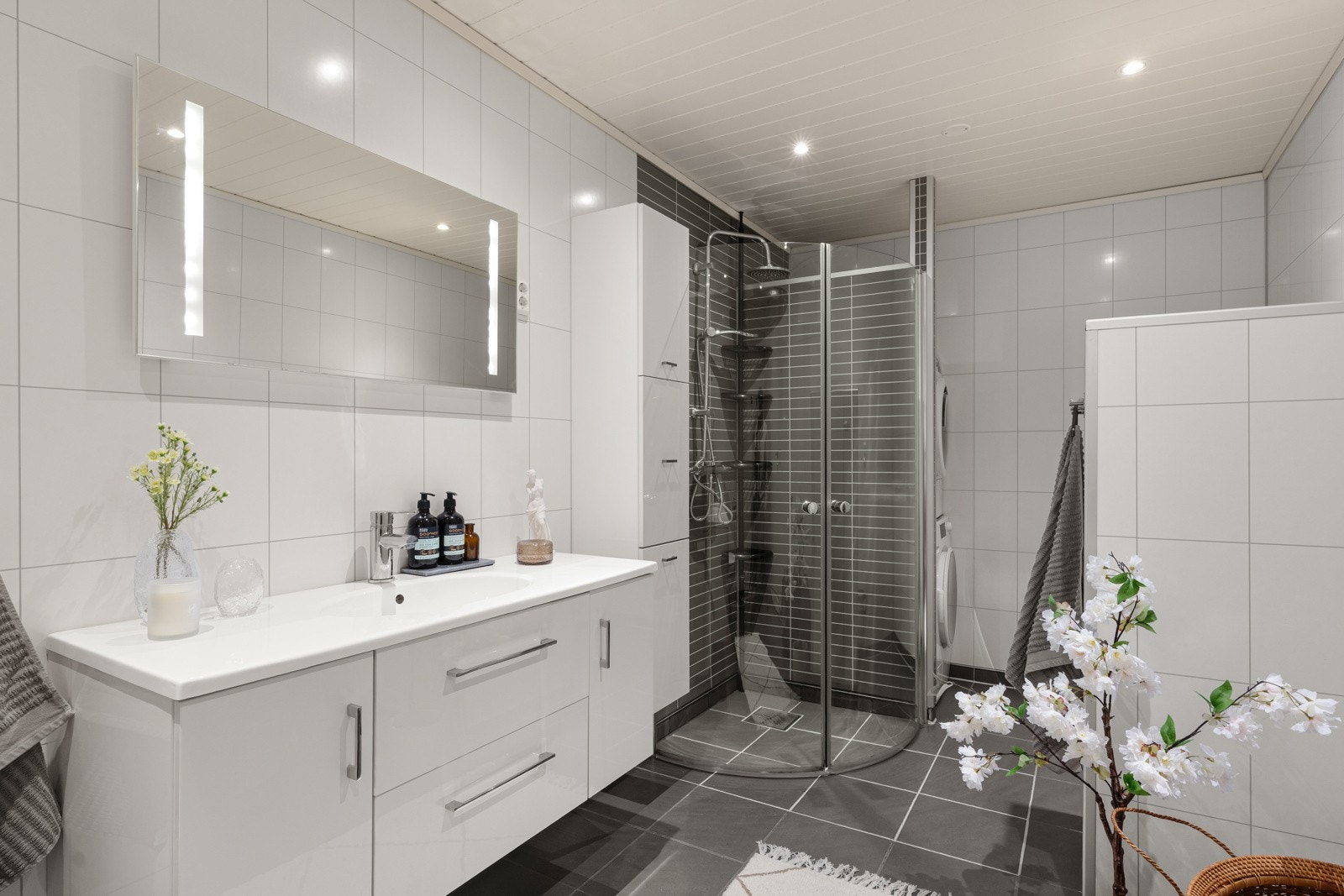 Boligen har et bad fra 2013 og inneholder dusj, toalett, servant med tilhørende innredning, vaskemaskin og tørketrommel. Galleribilde