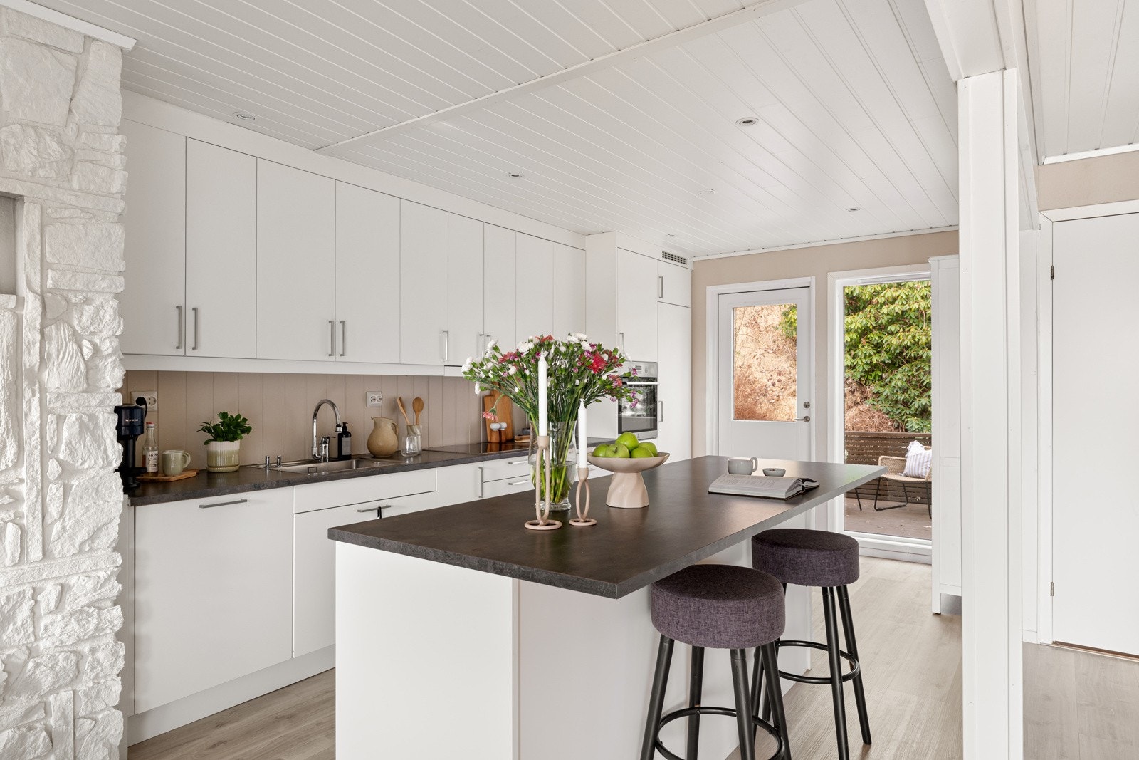 Den praktiske kjøkkenøya gir ekstra benkeplass og gode oppbevaringsmuligheter. Galleribilde