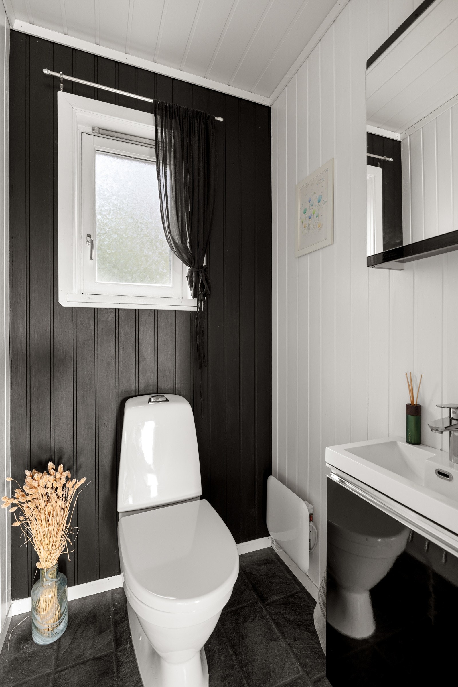 Boligen har et praktisk toalettrom i hovedetasjen som har en funksjonell løsning som er praktisk i hverdagen og for gjester. Galleribilde