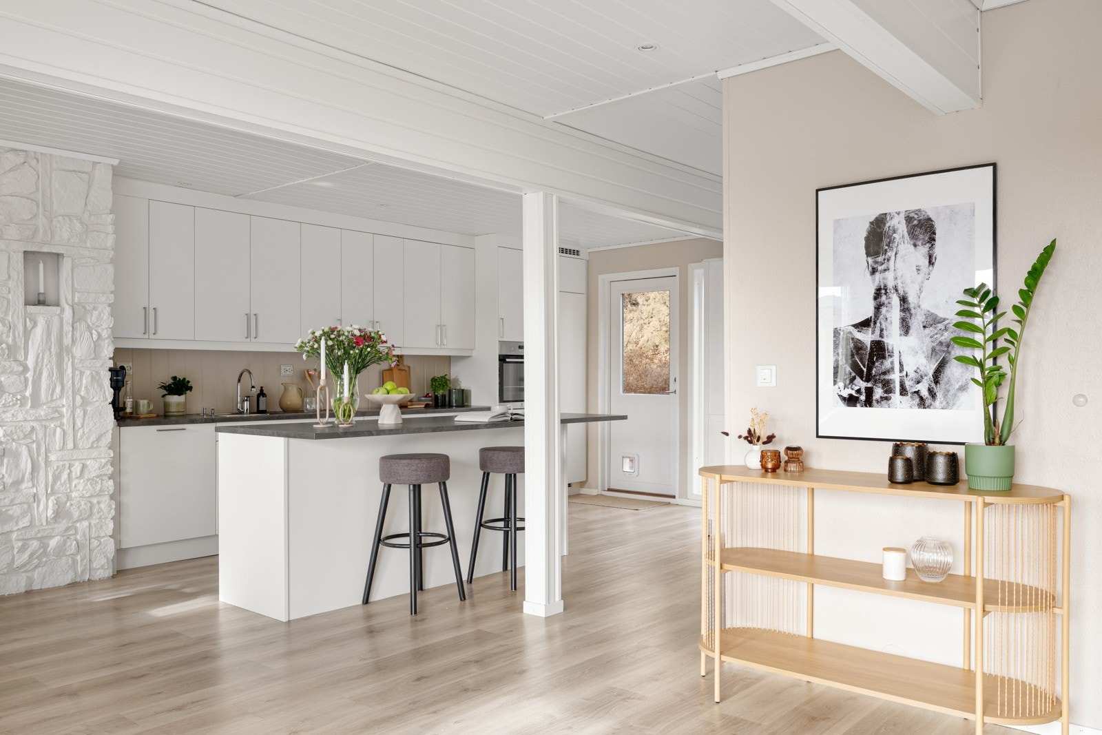 Kjøkkenet er fra Bjerks Trevare i 2015 og er innredet med lyse fronter og integrerte hvitevarer bestående av stekeovn, platetopp, oppvaskmaskin og kjøleskap. Galleribilde