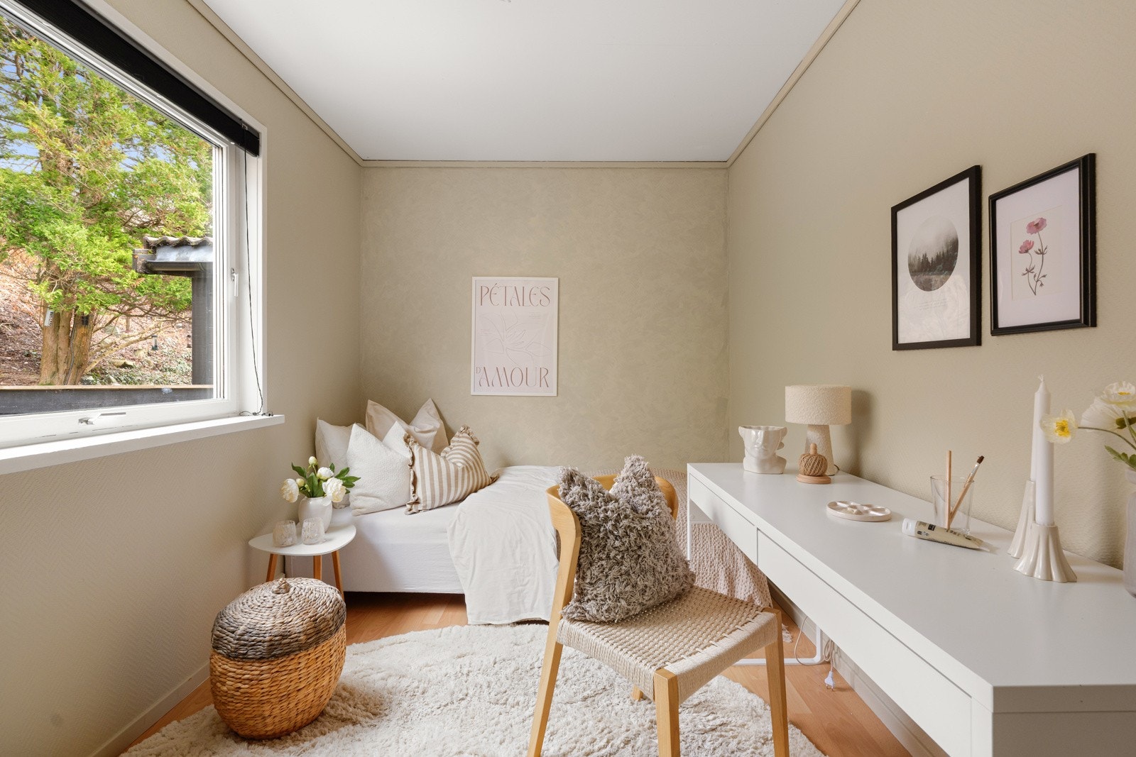 I hovedetasjen er det et lyst soverom med god plass til seng og tilhørende møblement. Galleribilde