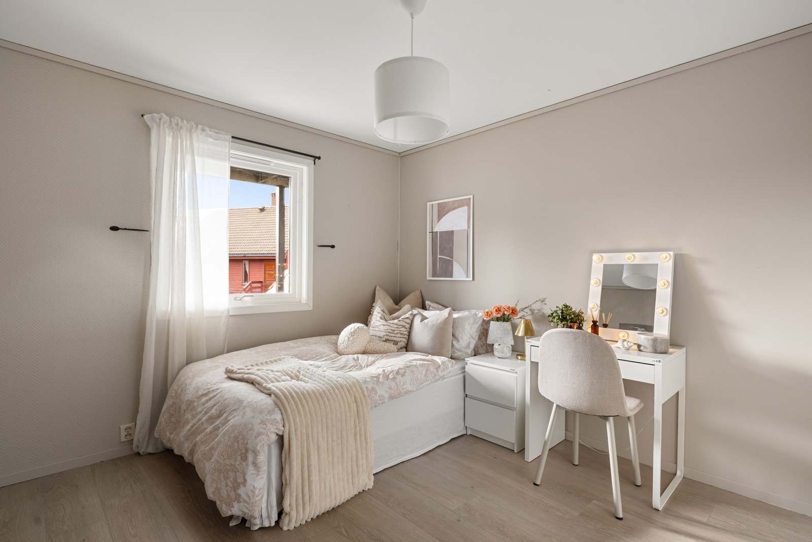 I første etasje finner du to gode soverom, har god plass til seng, garderobeløsning og annet ønsket møblement. Galleribilde