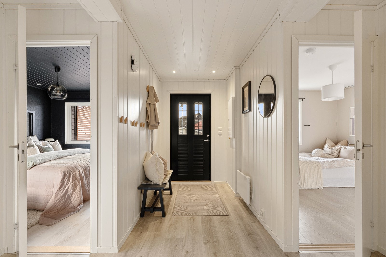 Boligen har et trivelig og innbydende inngangsparti hvor det er plass til å sette fra seg sko og yttertøy. Galleribilde