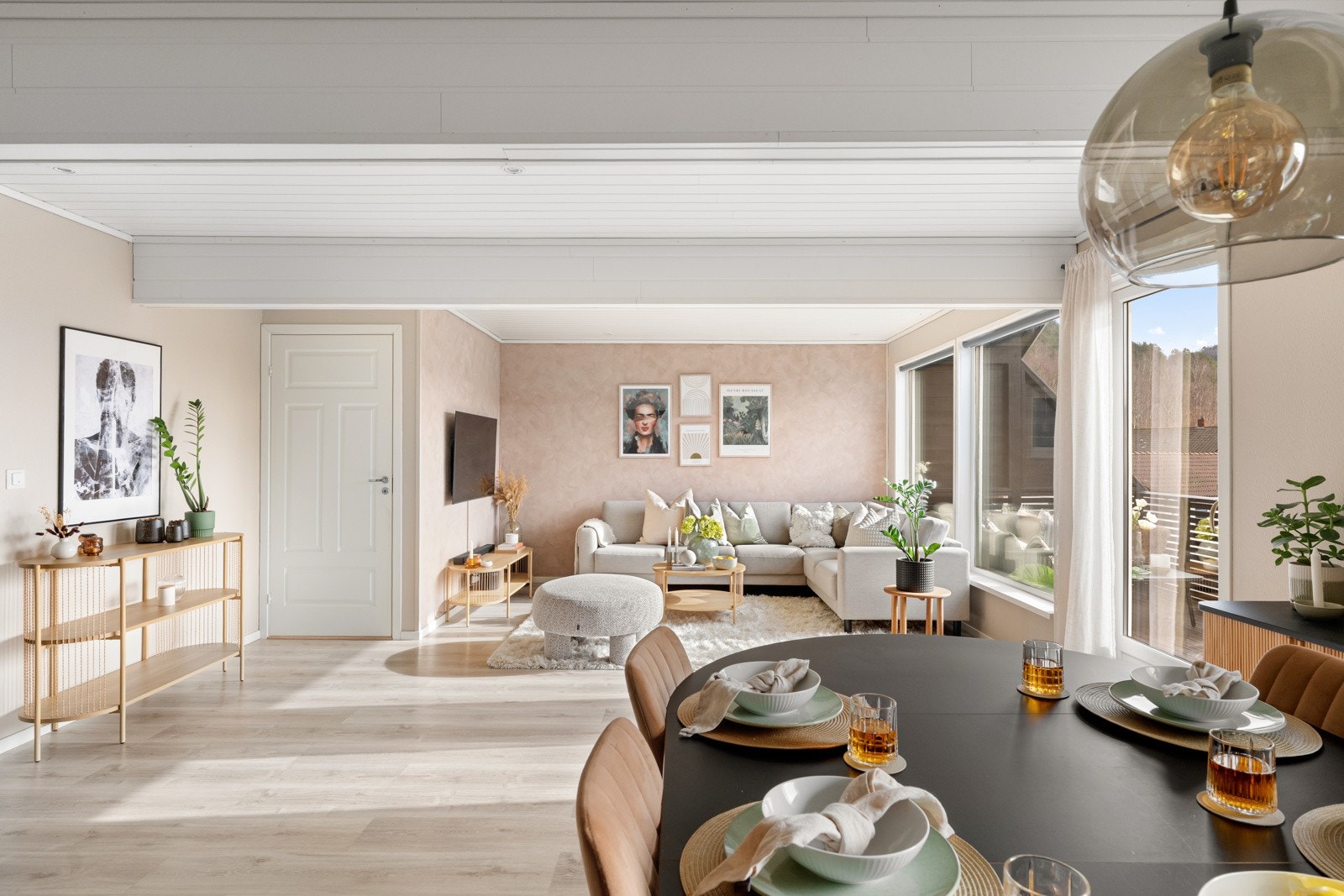 Stuen ble i 2026 malt i Jotun sin populære farge Macchiato. Galleribilde