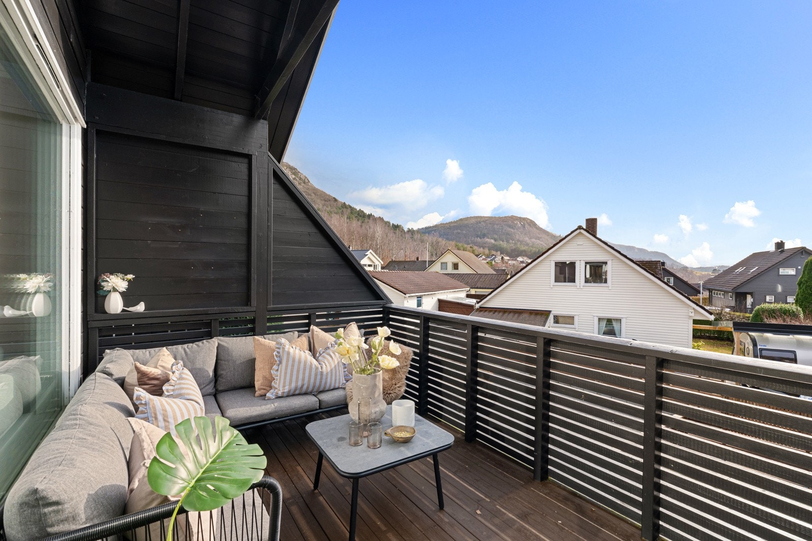 Fra stuen er det utgang til en sørvestvendt balkong som har gode solforhold hele året. Galleribilde