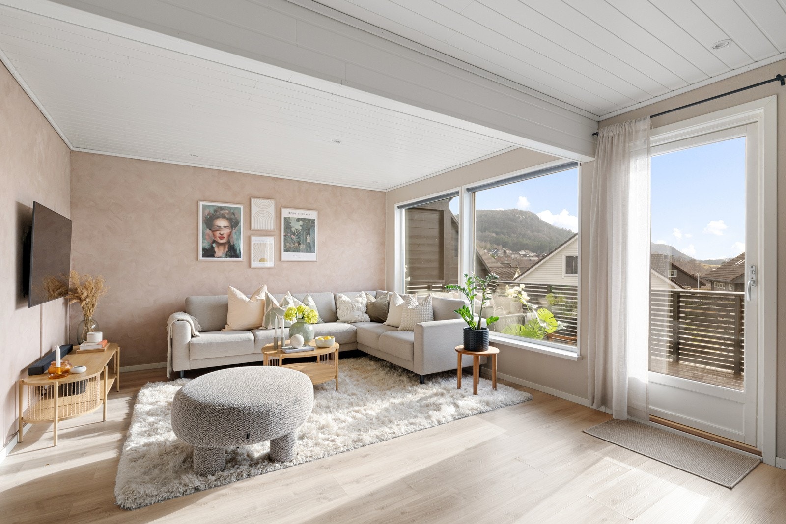 Stuen er lys og åpen med store vindusflater som slipper inn rikelig med naturlig lys. Galleribilde