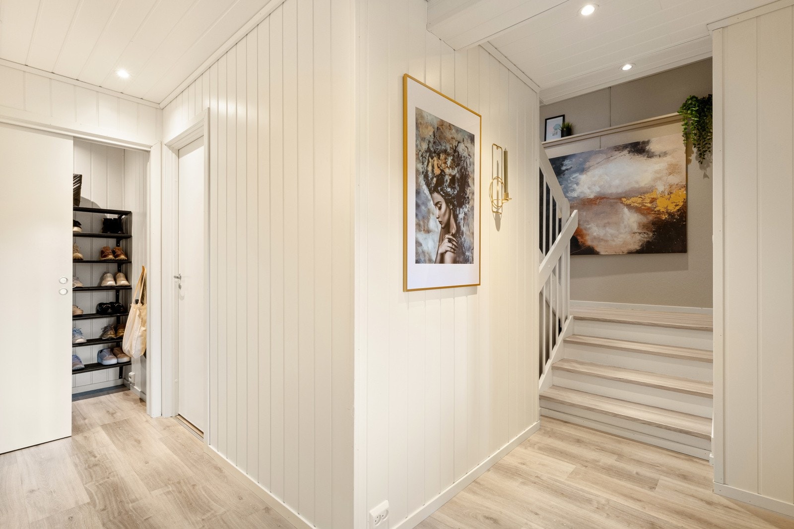 Fra gangen er det også to boder med god plass til øvrig oppbevaring. Galleribilde