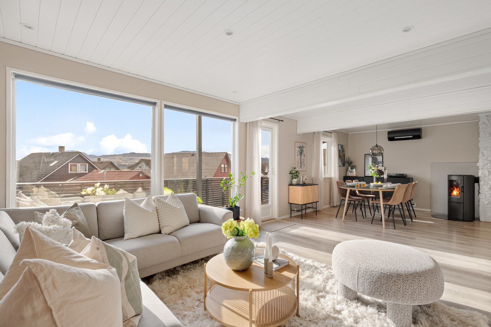 Stuen har en naturlig spisestue som er plassert mellom det åpne kjøkkenet og stuen. Galleribilde