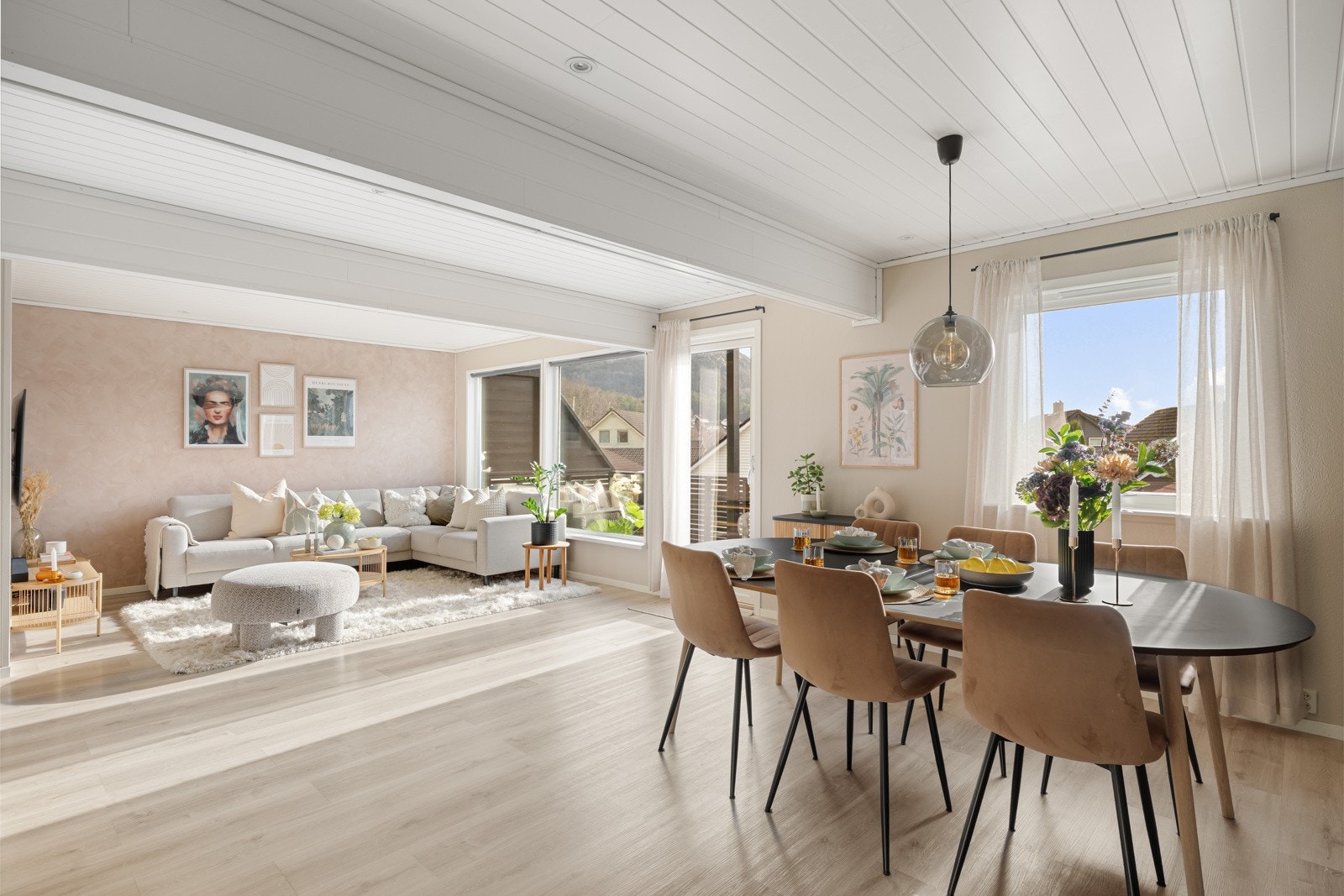 En romslig og innholdsrik familiebolig over tre plan med flott beliggenhet i et etablert og barnevennlig område på Hommersåk. Galleribilde