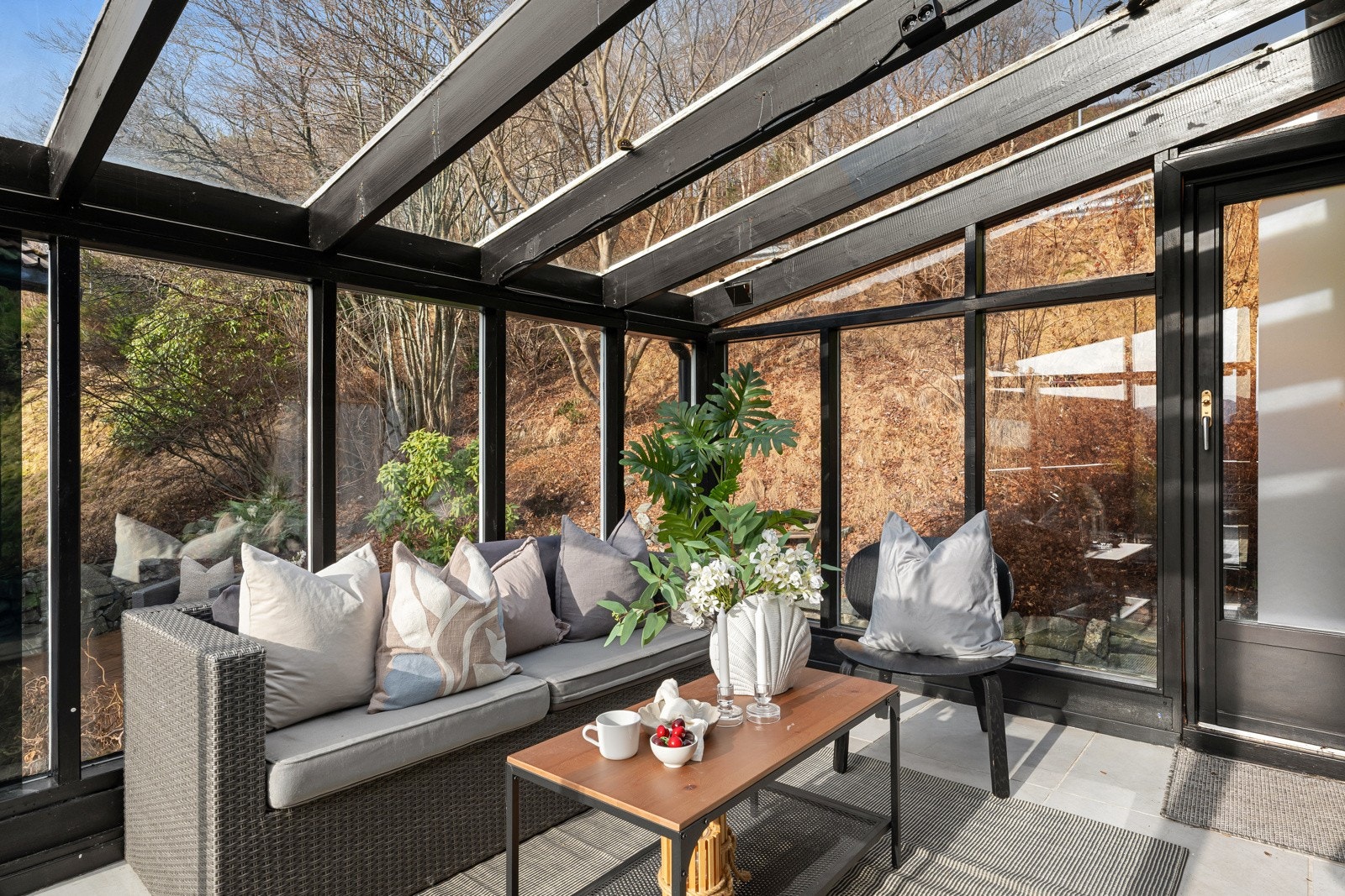 I tilknytning til terrassen finner du en hyggelig hagestue som gir et lunt og skjermet oppholdsrom. Galleribilde