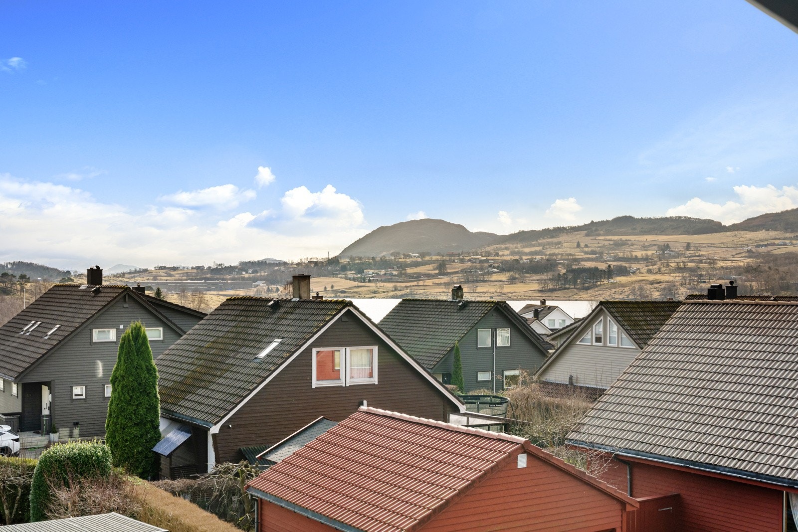 Fra loftstuen er det flott utsikt mot Frøylandsvatnet, noe som gir rommet en ekstra kvalitetsfølelse og et fint utsyn mot omgivelsene. Galleribilde