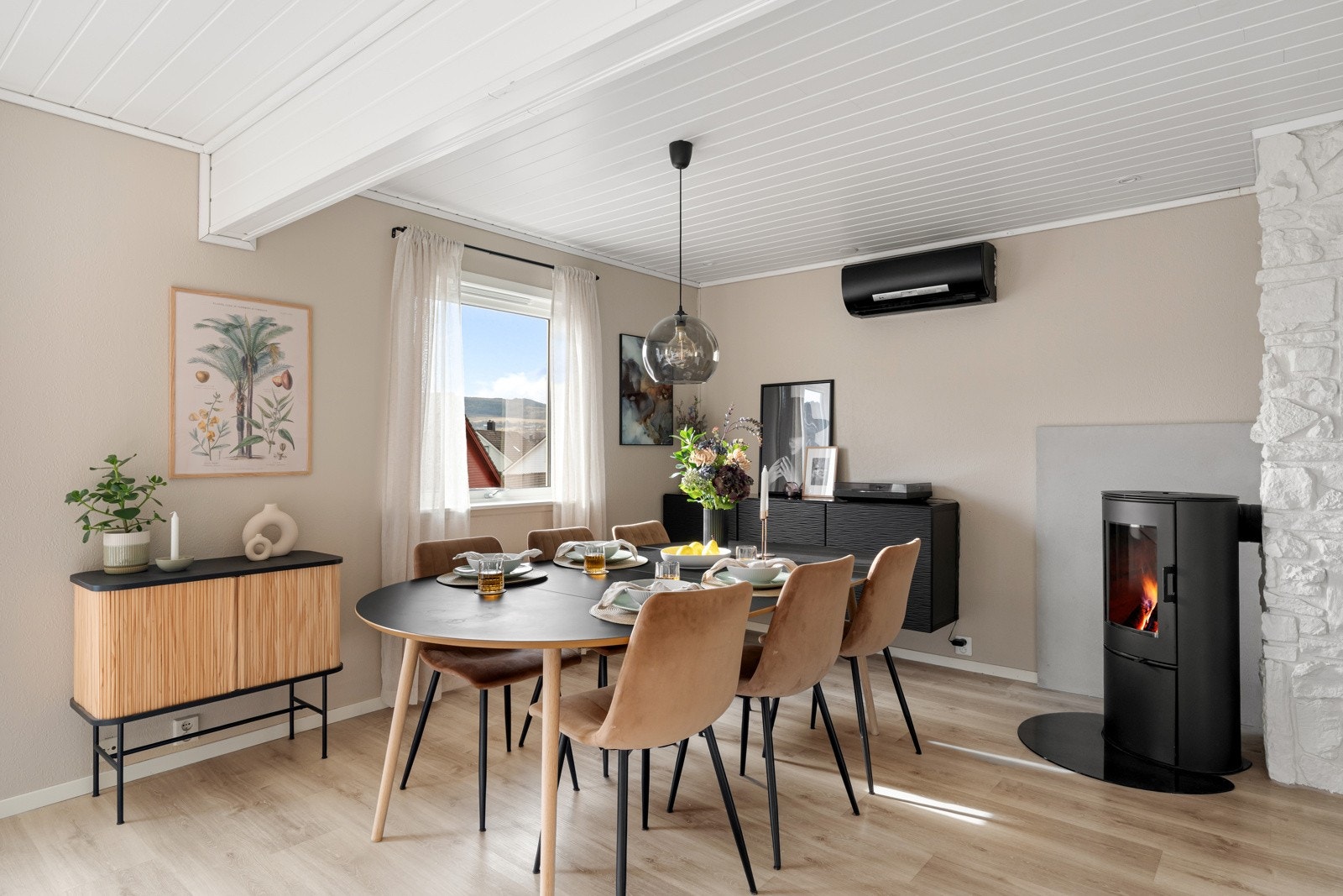 Her er det både varmepumpe og vedovn, slik at det holdes en jevn temperatur hele året. Galleribilde