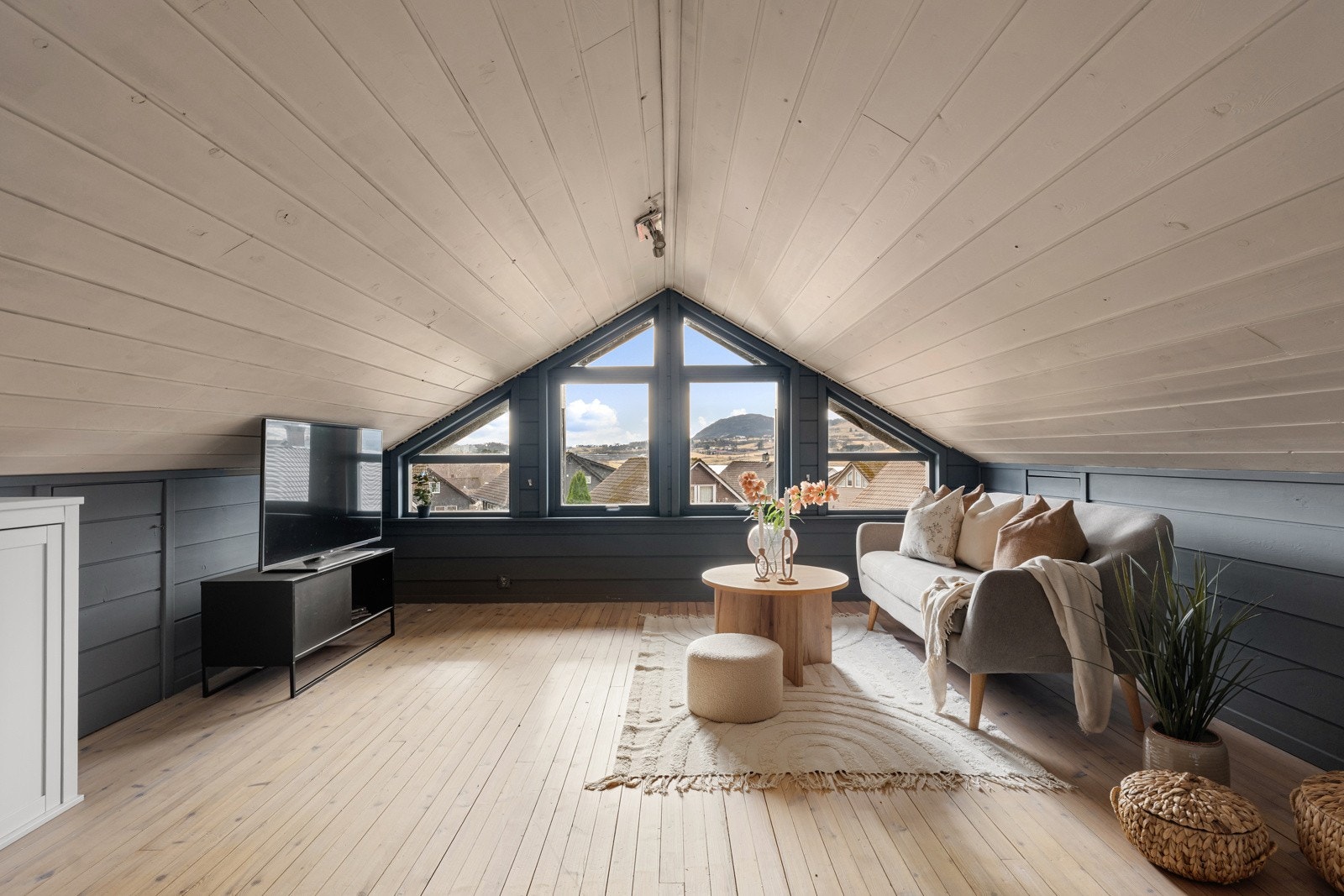 I boligens øverste etasje finner du en koselig loftstue som gir et ekstra oppholdsrom i hjemmet. Galleribilde