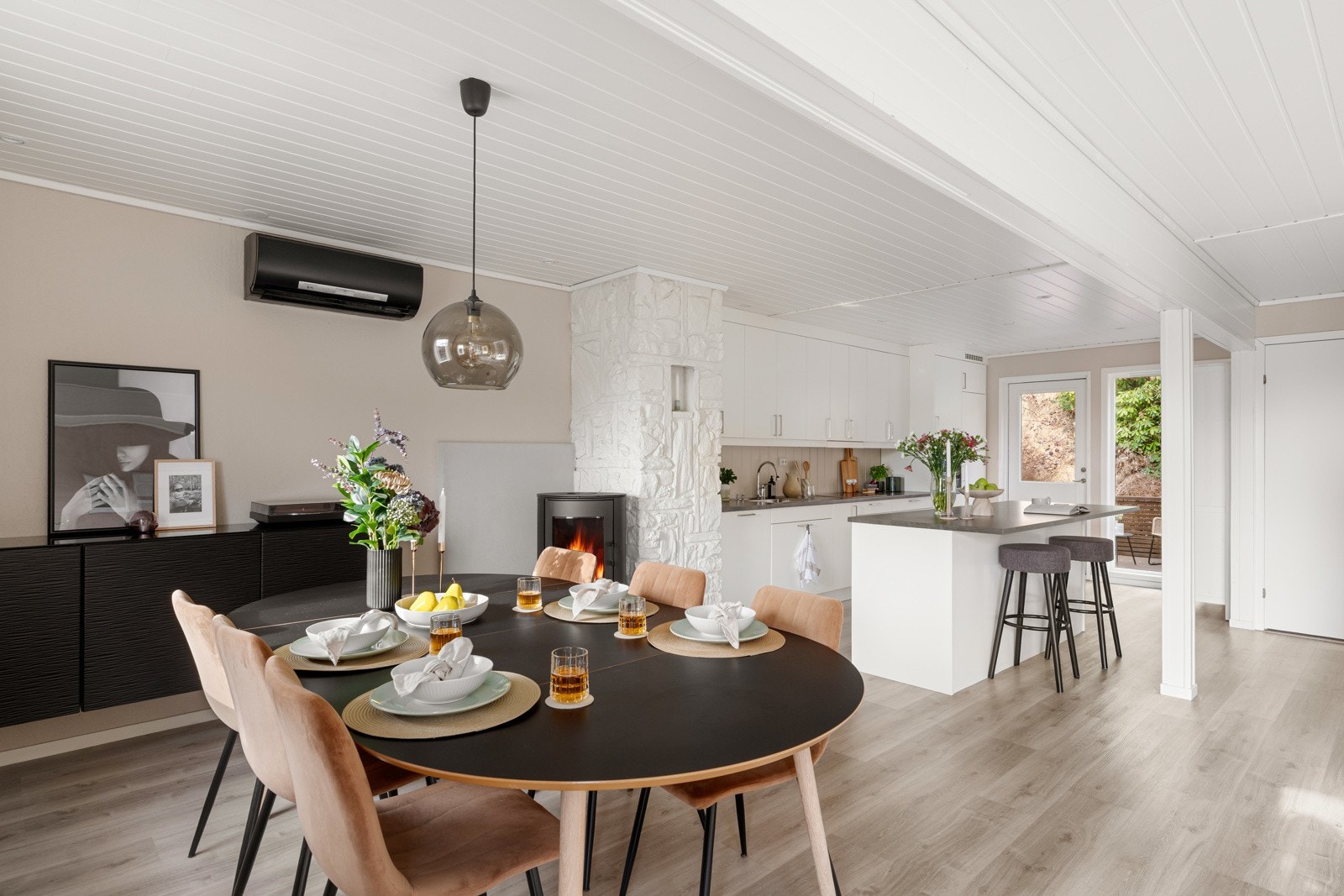 Stue og kjøkken ligger i en åpen og sosial løsning som skaper et romslig og innbydende oppholdsrom - et naturlig samlingspunkt i boligen. Galleribilde