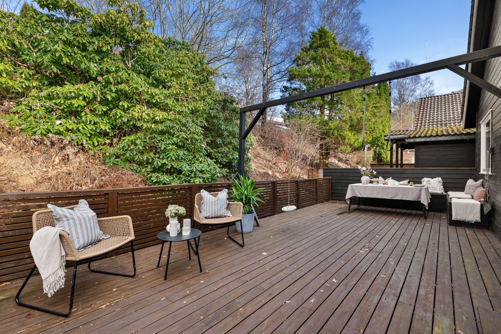 I skråningen er det en stor ca. 40 år gammel rhododendron, det er helt nydelig når den er i blomstring! Galleribilde