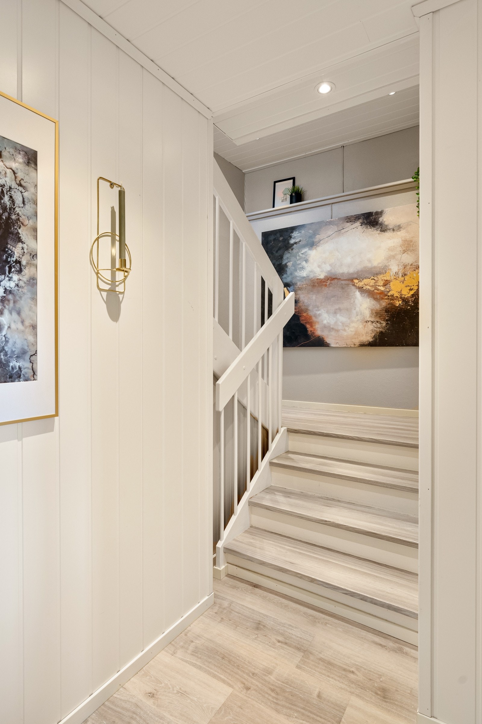 Den innbydende trappen fører deg opp til boligens hovedetasje. Galleribilde