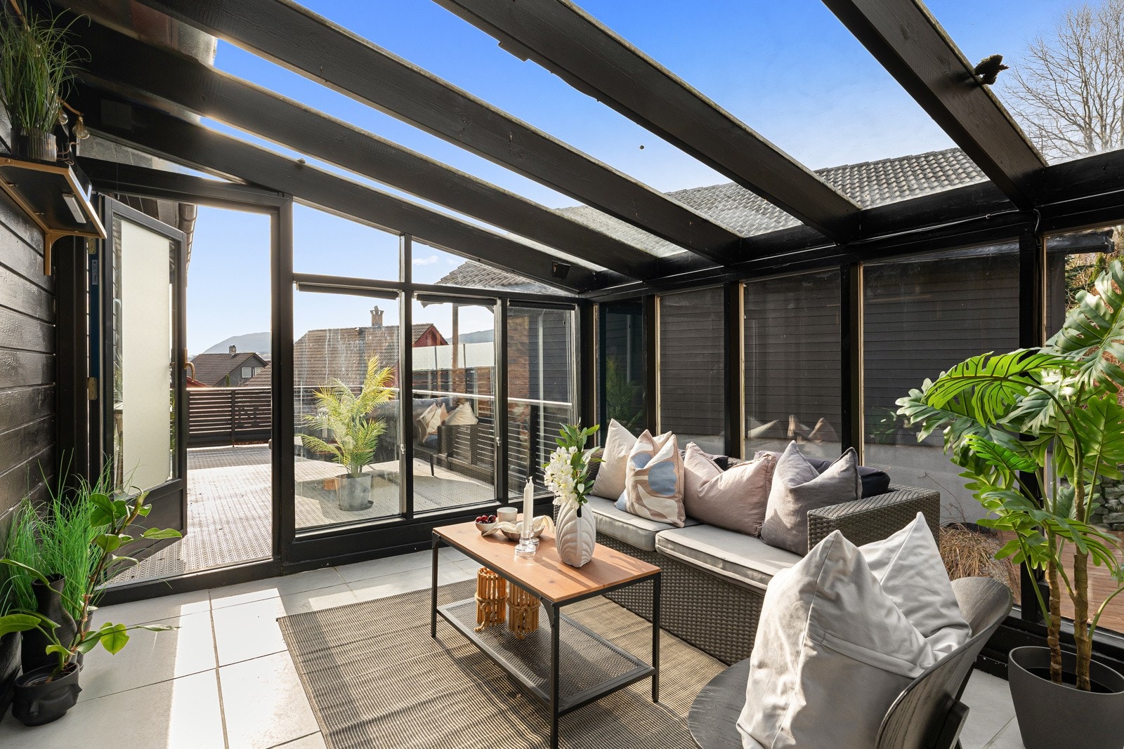 Her kan du nyte uteplassen uavhengig av vær og vind, og rommet egner seg godt til både avslapning og sosiale sammenkomster. Galleribilde