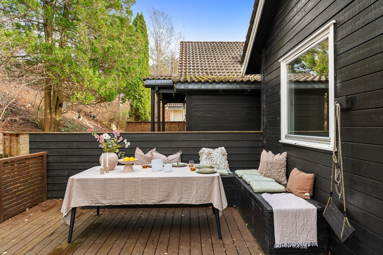 Her er det god plass til både spisegruppe, utemøbler og grill - perfekt for hyggelige måltider utendørs og sosiale sammenkomster. Galleribilde