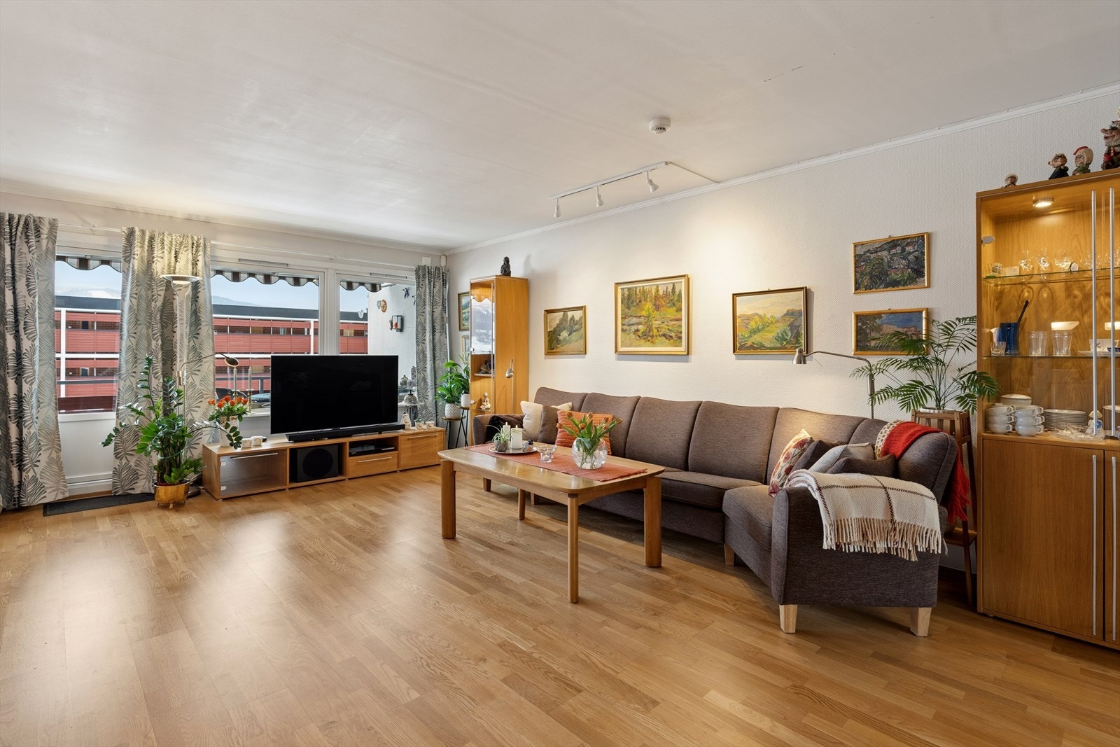 Herfra er det utgang til en delvis overbygd balkong. Galleribilde