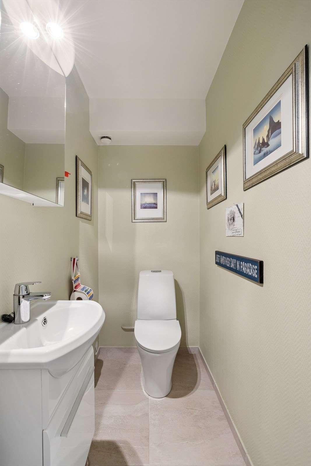 Separat toalettrom i underetasjen har flislagt gulv med gulvvarme og utstyrt med toalett (nytt i 2024), servant og speilskap. Galleribilde